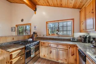 Wolfs Lair by AvantStay Swiss Chalet w Private Hot Tub Access to Northstar Resort Community - Kingswood Estates - 3