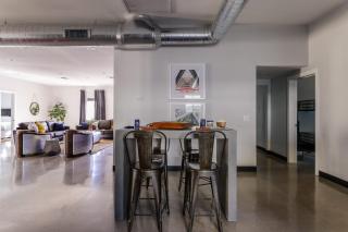 Luna Stellar by AvantStay Modern Artists Loft Buyout w 10 BRs Patio Billiards - Scottsdale - 2
