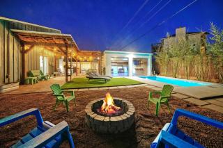 Big Yard w Priv Pool Firepit Patio Near the Beach Reel Time by AvantStay - Port Aransas - 0