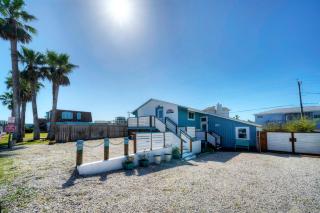 Big Yard w Priv Pool Firepit Patio Near the Beach Reel Time by AvantStay - Port Aransas - 3