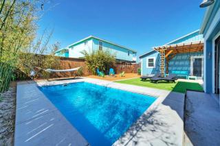 Big Yard w Priv Pool Firepit Patio Near the Beach Reel Time by AvantStay - Port Aransas - 2