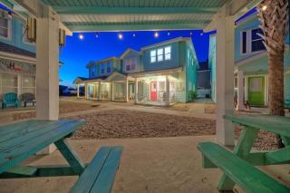 Pool Patio Blocks to the Beach Golf Cart Zone Daiquiri Daze by AvantStay - Port Aransas - 0