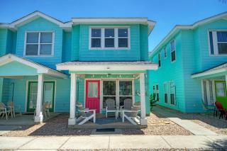 Pool Patio Blocks to the Beach Golf Cart Zone Daiquiri Daze by AvantStay - Port Aransas - 1