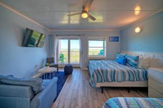 Oceanfront Condo w Private Balcony Pool Tennis Bubbly Blew by AvantStay - Port Aransas - 3