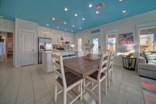Pool Access Private Patio Living Near the Beach Seahorse Cove by AvantStay - Port Aransas - 2