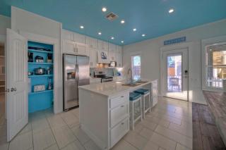 Pool Access Private Patio Living Near the Beach Seahorse Cove by AvantStay - Port Aransas - 1