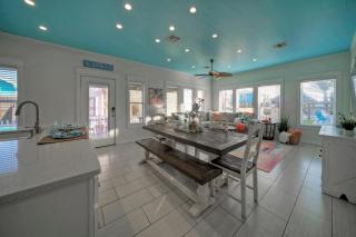 Pool Access Private Patio Living Near the Beach Seahorse Cove by AvantStay - Port Aransas - 3