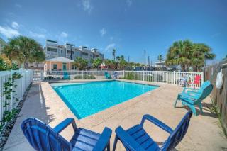 Shared Pool Walkable to Beach Vibrant Beachy Design Bay Bliss by AvantStay - Port Aransas - 9