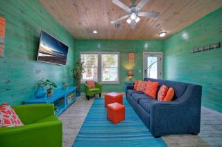 Shared Pool Walkable to Beach Vibrant Beachy Design Bay Bliss by AvantStay - Port Aransas - 8