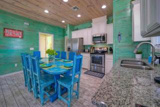 Shared Pool Walkable to Beach Vibrant Beachy Design Bay Bliss by AvantStay - Port Aransas - 2