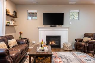 Old Mill Getaway by AvantStay Private Backyard w Hot Tub - Bend - 5
