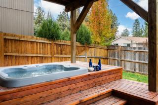 Old Mill Getaway by AvantStay Private Backyard w Hot Tub - Bend - 9