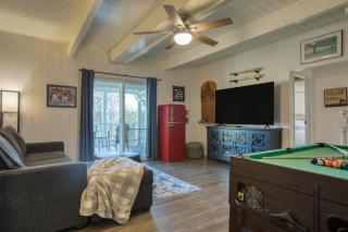 Game Room Firepit 3 Decks w Views Lakeview Ridge by AvantStay - 5