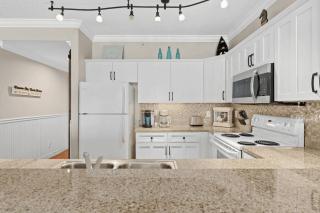 Emerald Isle Resort 405 by AvantStay Beachfront Beach Chairs Pool Access - Panama City Beach - 3