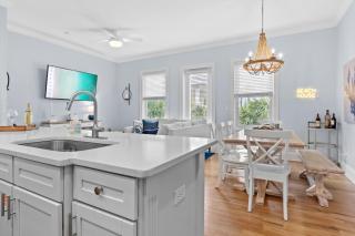 Emerald Paradise 2 blocks to Beach Rooftop Patio Pool Access Sleeps 10 - Santa Rosa Beach - 1