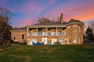 Sunset Pointe by AvantStay Waterfront Beach Fire Pit Sleeps 14 5BDR 4BA - Terrell - 4
