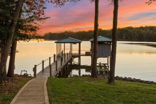 Sunset Pointe by AvantStay Waterfront Beach Fire Pit Sleeps 14 5BDR 4BA - Terrell - 1