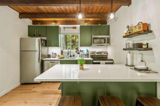 Somerset Lodge by AvantStay Hot Tub Lake Access Community Amenities - East Stroudsburg - 1