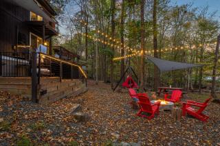 Somerset Lodge by AvantStay Hot Tub Lake Access Community Amenities - East Stroudsburg - 0
