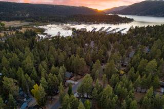 Pinetree Place by AvantStay Group Cabin w Hot Tub Minutes to the Lake - 7