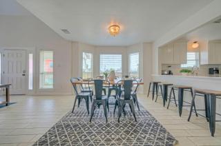 Private Pool Game Room Patio Near the Beach Palm House by AvantStay - Port Aransas - 3