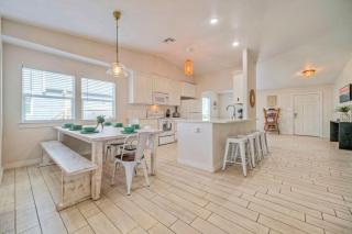 Near the Beach w Pool Boat Parking Golf Cart Zone Agave House by AvantStay - Port Aransas - 4
