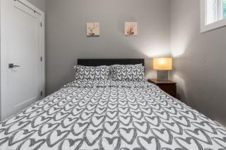 Peaceful 2 Bedroom Suite that sleeps 6 with Free Wifi ,Free street parking,easily accessible to Downtown Vancouver - 1