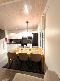 Kulta Villa, keskellä Vuokattia sisältyy Sauna, ilmainen Pysäköinti, Wi-Fi, 65smartTV, oma pieni piha alue, sopii perheille - 1