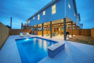 Private Pool Firepit Balcony Patio Boat Parking Mint to Be by AvantStay - Port Aransas - 0