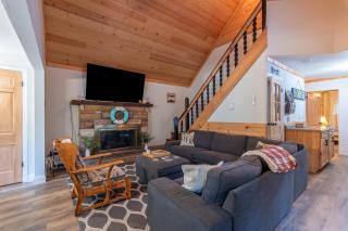 Arcade Sports Bar Deck Living Fire Pit Near the Lake Sasa by AvantStay - Arrowhead Lake - 4