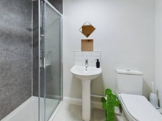 Contemporary 2-Bedroom Apartment - Belfast - 8