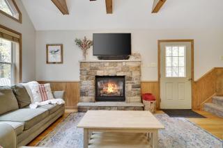 Woodland Oasis by AvantStay Hot Tub Firepit Walk to Lake - Lake Harmony - 4