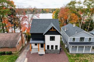 Lakeside Serenity by AvantStay Lakefront Newly Built Deck w Views - White Haven - 0