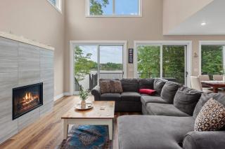 Lakeside Serenity by AvantStay Lakefront Newly Built Deck w Views - White Haven - 8