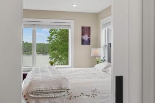 Lakeside Serenity by AvantStay Lakefront Newly Built Deck w Views - 6