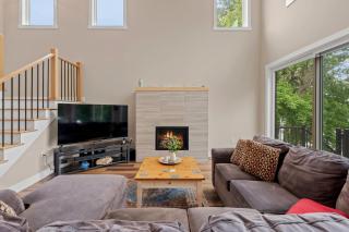 Lakeside Serenity by AvantStay Lakefront Newly Built Deck w Views - White Haven - 3