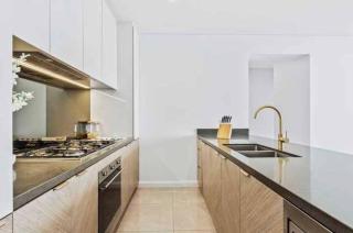 Surfers Beachside Luxury - Stunning Panoramic View - 5