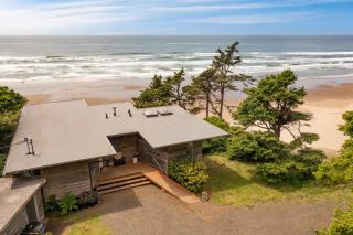Sunset Cove by AvantStay Beachfront w Balcony - Arch Cape - 0