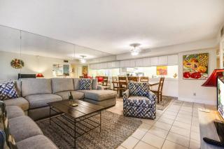 Papaya Place by AvantStay Great Location w Balcony Outdoor Dining Shared Pool Hot Tub - Key West - 5