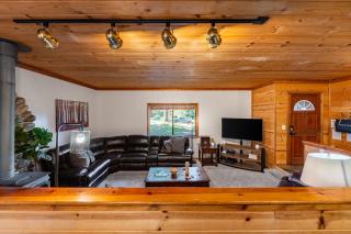 Whiskey Springs by AvantStay Classic Cabin Near Tahoe Donner Ski Area - Truckee - 2