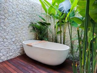 White Romantic Tiny Villa close to Canggu - Canggu - 7