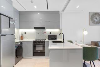 Opulent Lifestyle with Burj Khalifa and Canal View - 4