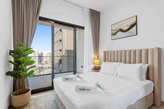 Opulent Lifestyle with Burj Khalifa and Canal View - 8