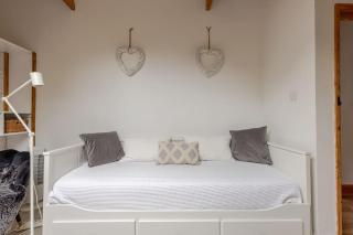 Bright and airy loft apartment Swallows Rest - 3