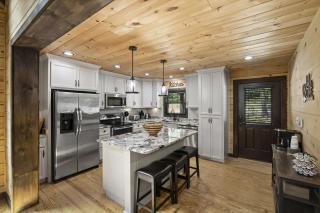 Waterfront 1-Acre Private Dock Hot Tub Firepit Bankhead Lodge by AvantStay - Lake Norman of Catawba - 2