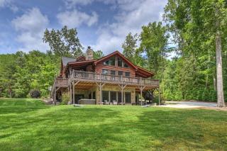 Waterfront 1-Acre Private Dock Hot Tub Firepit Bankhead Lodge by AvantStay - Lake Norman of Catawba - 0