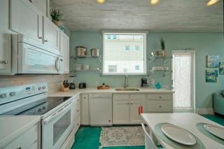 Rooftop Patio w View Pool Near the Beach Lost Shaker of Salt by AvantStay - Port Aransas - 3