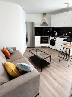Modern City Centre Two Bedroom Windsor Apartment - Grand Central House - 0