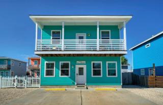 2 Blocks to the Beach Pool Patio w Bar Awave from it All by AvantStay - Port Aransas - 9
