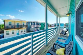 2 Blocks to the Beach Pool Patio w Bar Awave from it All by AvantStay - Port Aransas - 8